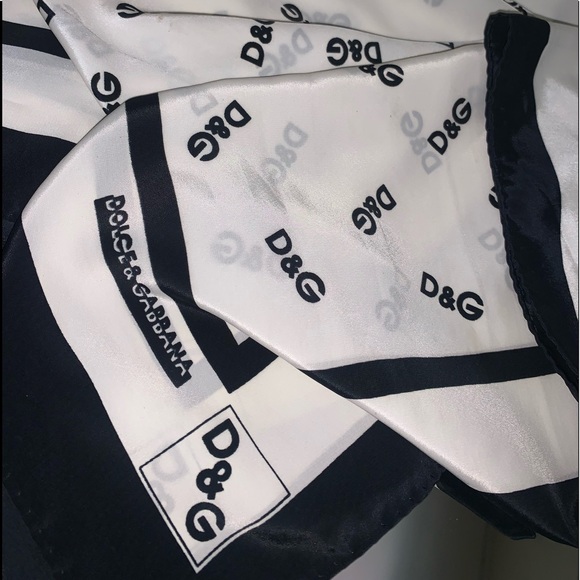 🛍🛍💯DOLCE & GABBANA Silk Foulard/ Square Scarf. - Picture 16 of 16